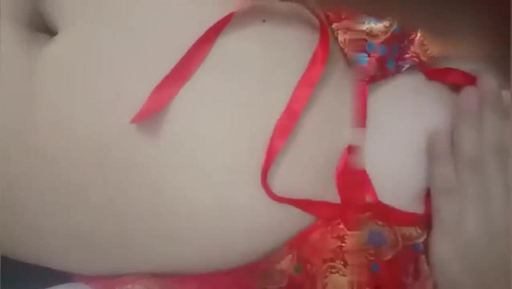 真实母子乱伦妈妈真实记录勾引儿子全过程不穿内裤自慰一边辅导儿子写作业 预览截图 4