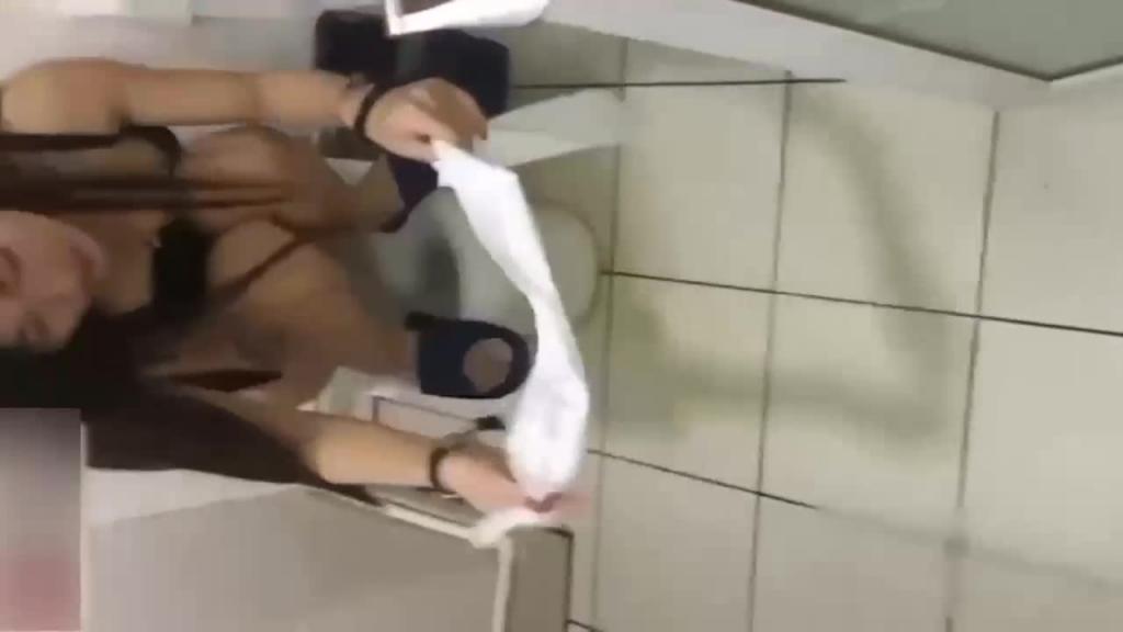 【性爱泄密】高颜值大学生边打电话边吃屌各种姿势做爱 猎奇 预览截图 9