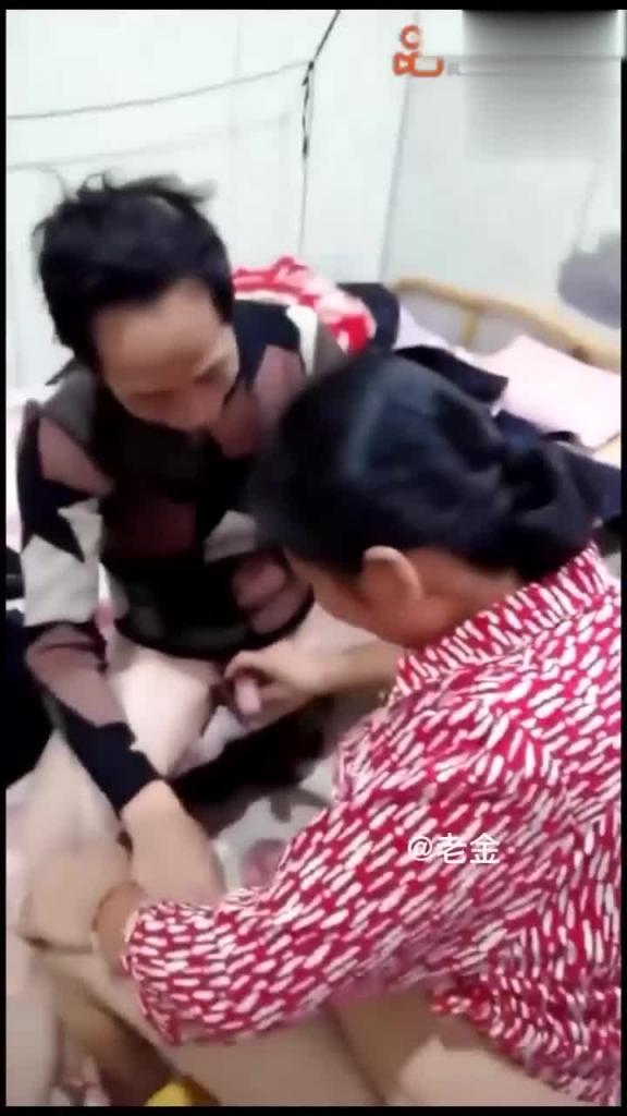 【母子】国内50部儿子和母亲露脸乱伦合集，禽兽儿子趁父亲不在家乱伦妈妈 预览截图 12