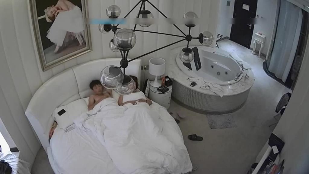 【宾馆摄像头】情侣开房做爱很激情，快枪手男友操了两炮都没满足小淫娃 预览截图 11