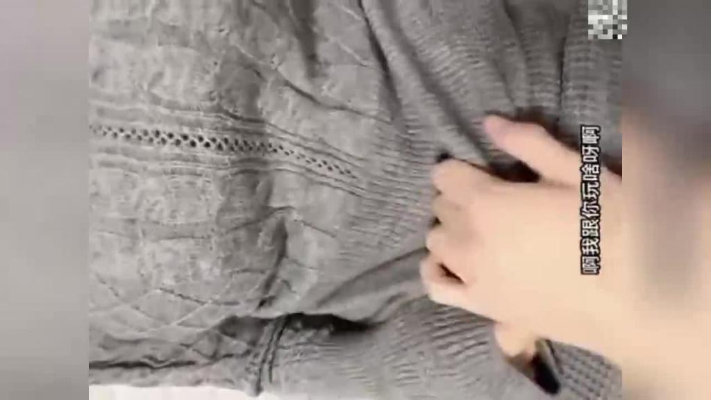 【济南姐弟乱伦】高中生弟弟死缠烂打要和绝美身姿姐姐玩双人游戏 预览截图 1