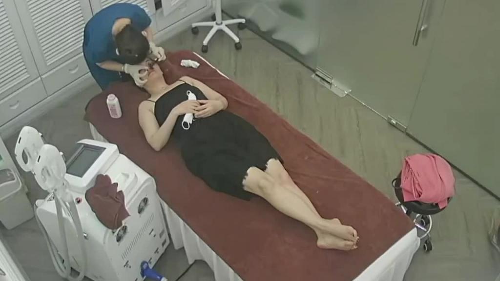 黑客破解美容院监控摄像头偷拍 几个逼逼护理激光脱毛的妹子有个貌似怀孕了也不怕伤害到胎儿 预览截图 10
