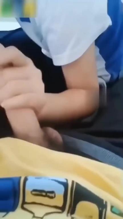 渣男老师无套内射高中学生妹 预览截图 1