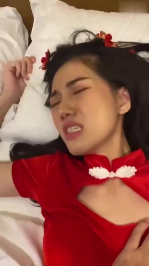 【超精品完美露脸】21岁的在读大学生小梦ndream,一线天小穴日常合集 预览截图 3