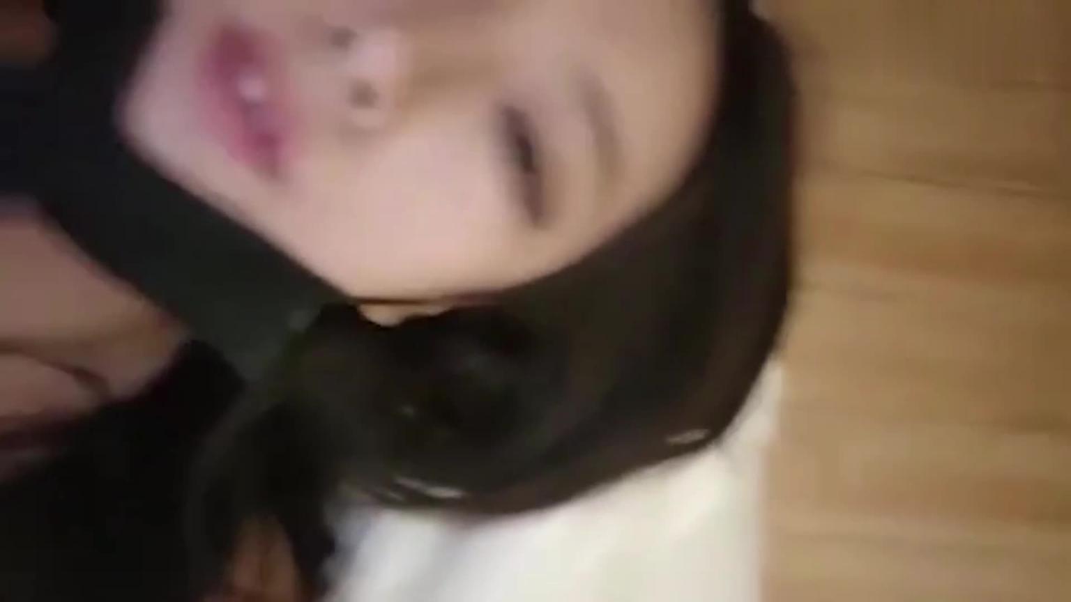 【高颜值网红脸小太妹】我爱吃鸡巴,你鸡巴好臭,淫语轰炸机,越是操她越是粗口最后内射! 预览截图 4