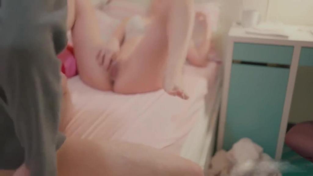 剧情演绎兄妹乱伦:可爱妹妹手淫被抓勾引哥哥操逼妹妹身上的青春气息呻吟勾魂超级反差婊 预览截图 9