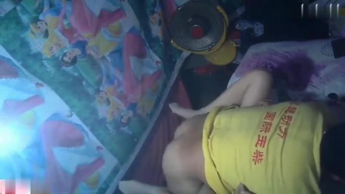 【真实母子乱伦】妈妈来城里看儿子,儿子下班穿着工服直接开干 预览截图 9