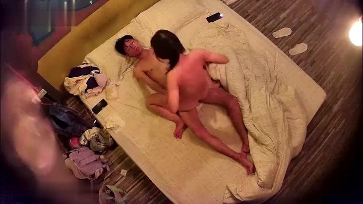 【酒店盗摄】假期眼镜妹年级轻轻就被男友三穴齐开,操完嘴玩菊花 预览截图 4