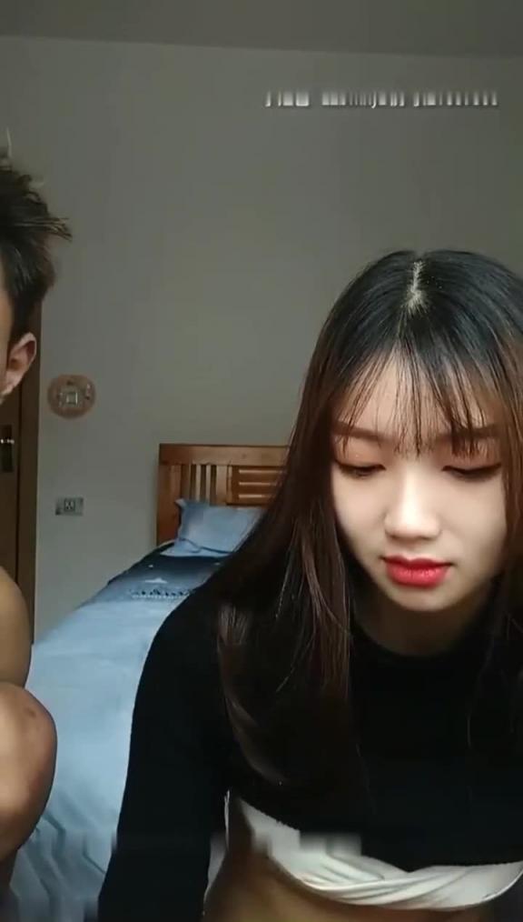 【姐弟乱伦】爸妈出去玩换妻姐弟俩在家里搞乱伦 预览截图 11