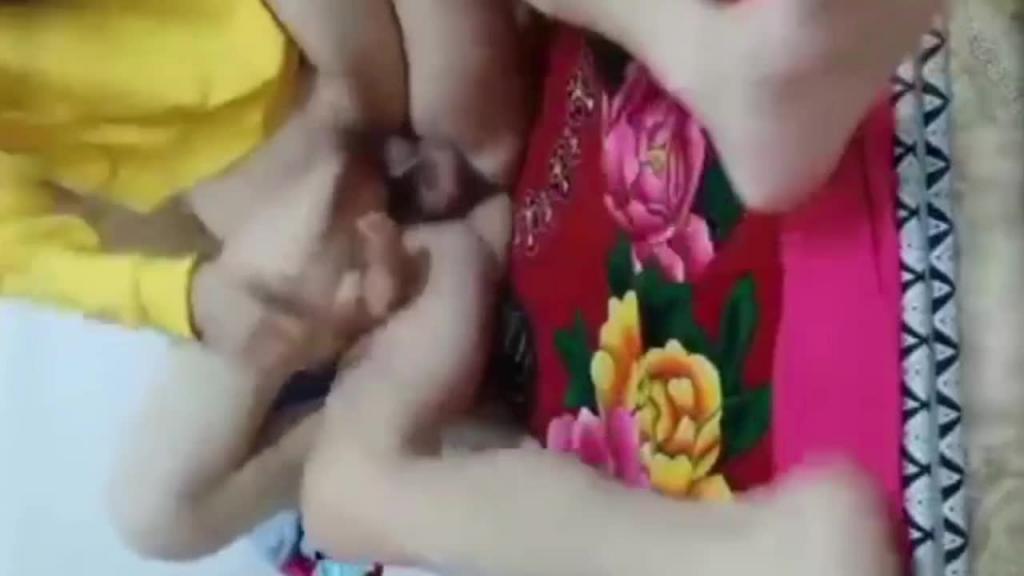 兄妹乱伦 诱骗懵懂亲妹妹直播做爱妹妹的小逼好紧操起来爽死了 预览截图 8