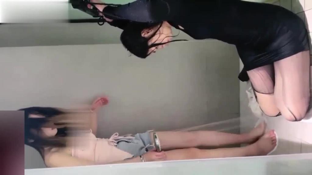[最新流出-百合女S条件女奴]母狗好听话，万物皆可舔 预览截图 3