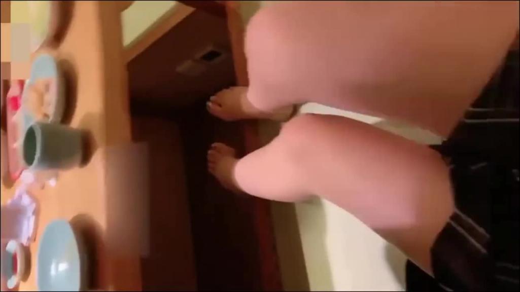 【【最新流出-女S调教相亲对象】餐厅让眼镜男,舔脚吞食唾液 预览截图 12