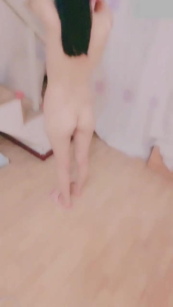 {诱奸一线天白虎妹妹}父母不在叫兄妹乱伦！ 预览截图 5