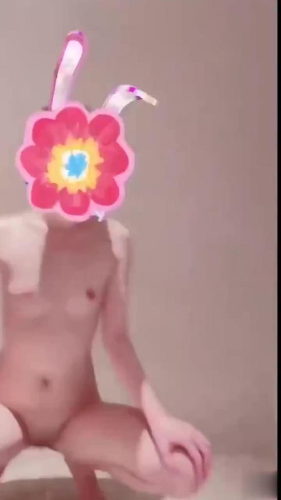 网露出第一人,商场~地铁~哪人多在哪露,全裸拿外卖,给外卖小哥看愣,最后被无套打桩 预览截图 2