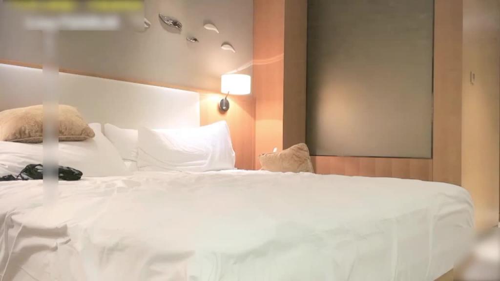 身材不错的大奶御姐调情到淫水不断直接插入一发入魂 预览截图 11