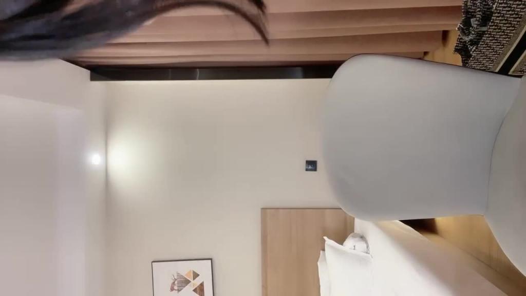 青春小萝莉开房操逼!娇小身材性欲强!主动扶屌骑乘位第一视角特写插穴太爽了低低呻吟娇喘 预览截图 11