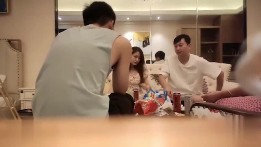 真实换妻4P,看着兄弟盯着漂亮女友 预览截图 3