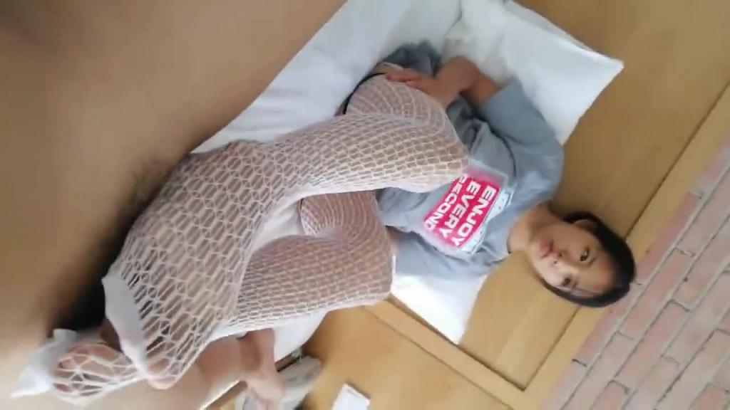 【姐弟乱伦】姐弟趁父母不在家初尝禁果 预览截图 4