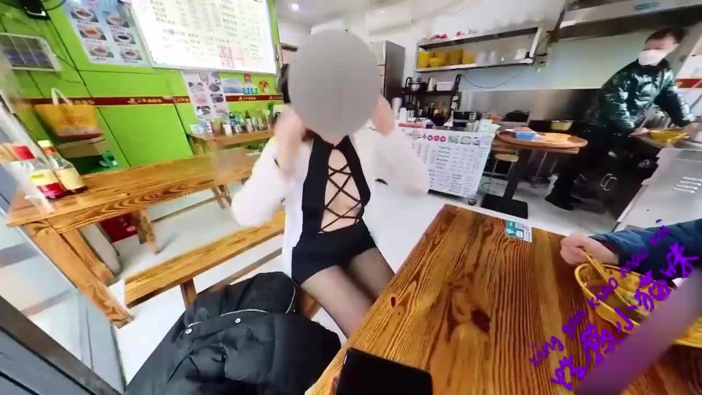 【露出勾引】骚逼勾引农民工大叔居然主动要求内射 预览截图 7