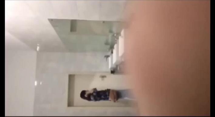 超刺激偷拍十二位美女上厕所尿尿全部有露脸 预览截图 7