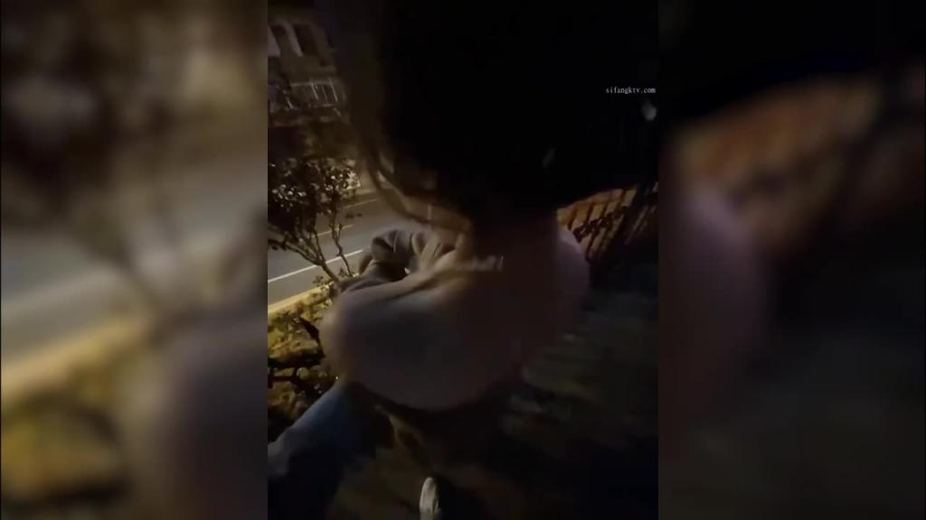 大奶骚女美杜沙大胆全裸路边勾引路人啪啪 预览截图 7