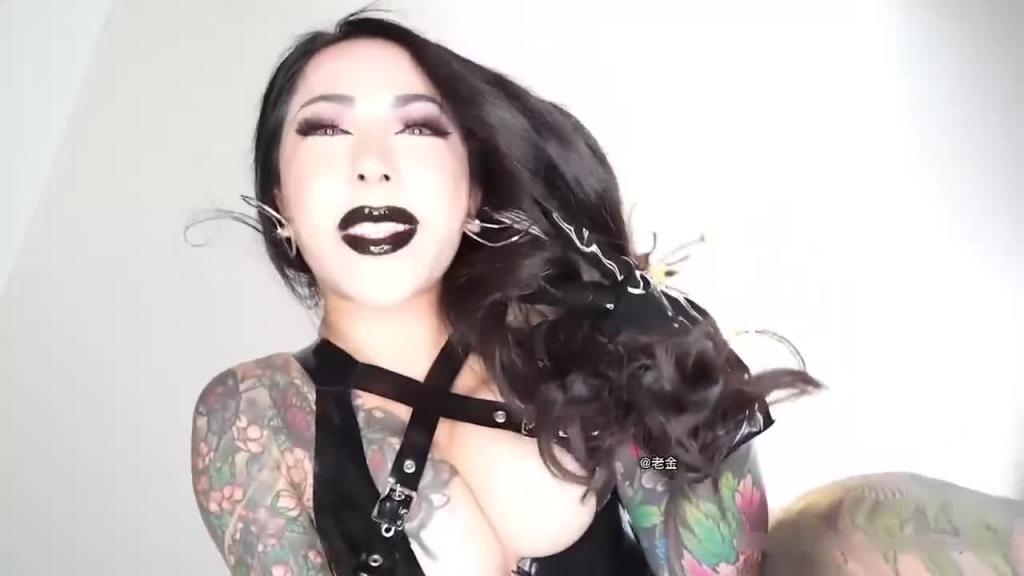 国际抖音网红S女王调教 腋毛浓密,纹身御姐玩M男,舔菊花肛交 预览截图 3