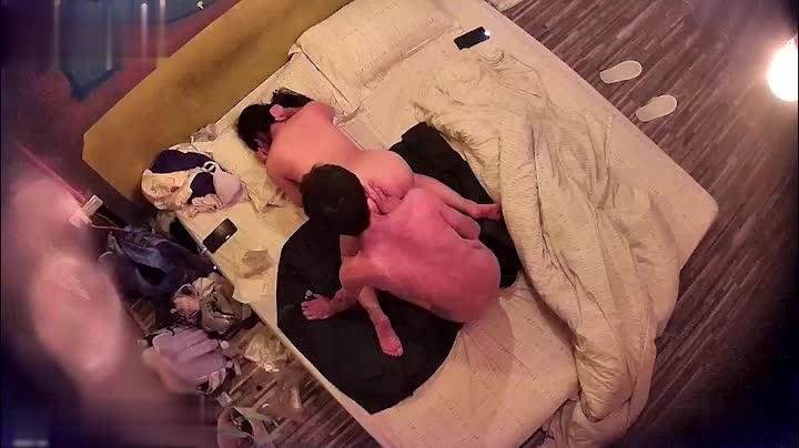 【酒店盗摄】假期眼镜妹年级轻轻就被男友三穴齐开,操完嘴玩菊花 预览截图 10