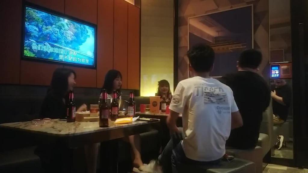 KTV激情不眠夜,三男三女唱歌玩成人游戏 预览截图 7