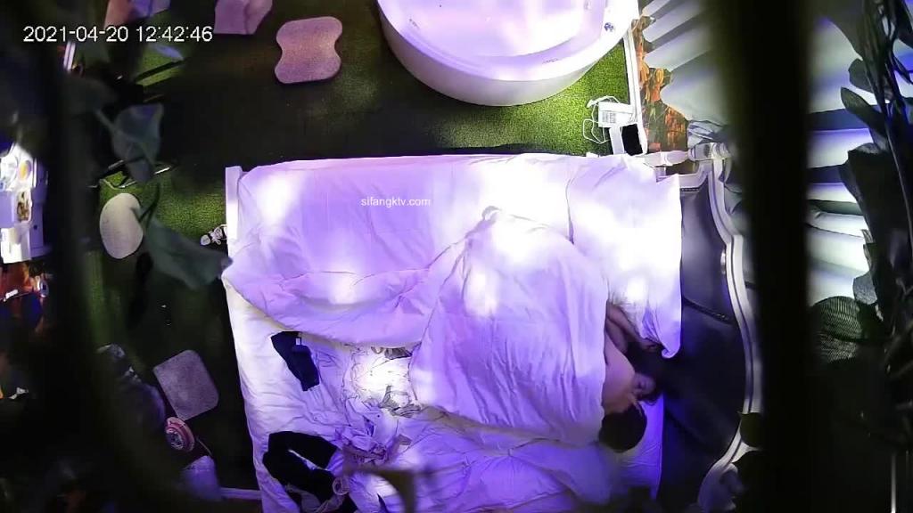 情趣酒店浴缸房上帝视角偷拍精瘦小哥约少妇滚床单翻云覆雨 预览截图 8