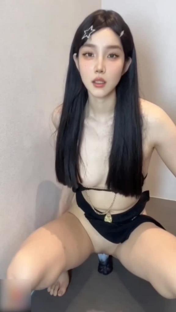 极品颜值网红女神瓜陆足交幻龙不够刺激骑乘猛坐自慰淫荡 预览截图 7