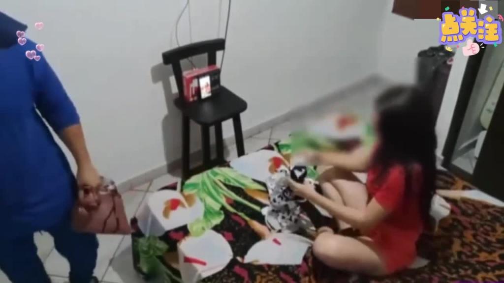 乱伦大事件!真实父女禽兽单身父亲乱伦女儿兽父偷拍高中生女儿多次乱伦 预览截图 2