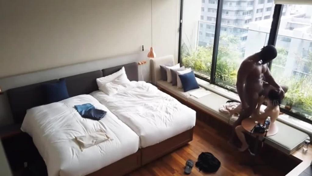 【惊现炸裂萝莉娇妻】绿帽男找超大黑屌满足白嫩娇妻 预览截图 12