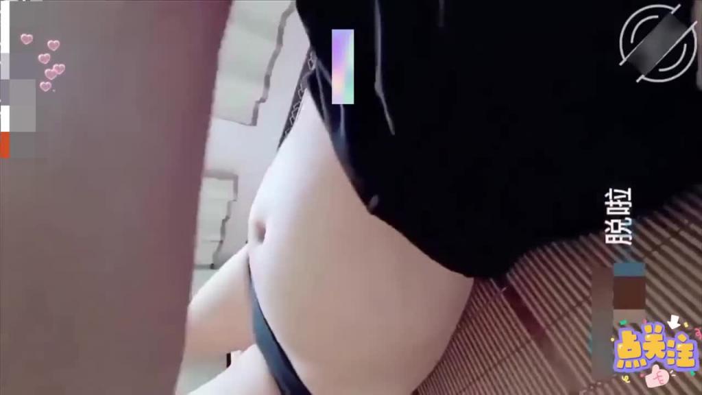 【家庭乱伦】儿子偷看母亲自慰,母子乱伦激情啪啪 预览截图 1