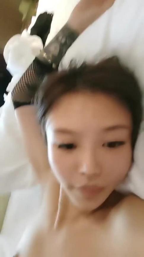 (极品)黑丝露脸小少妇让大哥在酒店揉奶玩逼 预览截图 4
