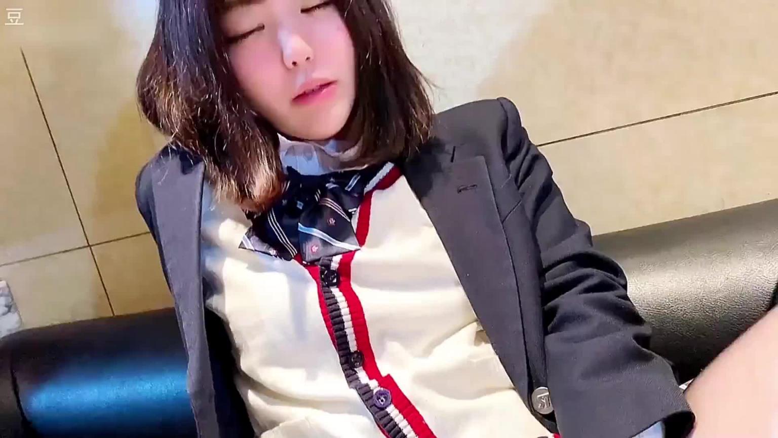 【婴儿肥学生妹萝莉】和男友做爱自拍流出,这才是真正的一线馒头粉逼,格子裙黑丝制服,被男友内射,眼神迷离 预览截图 8
