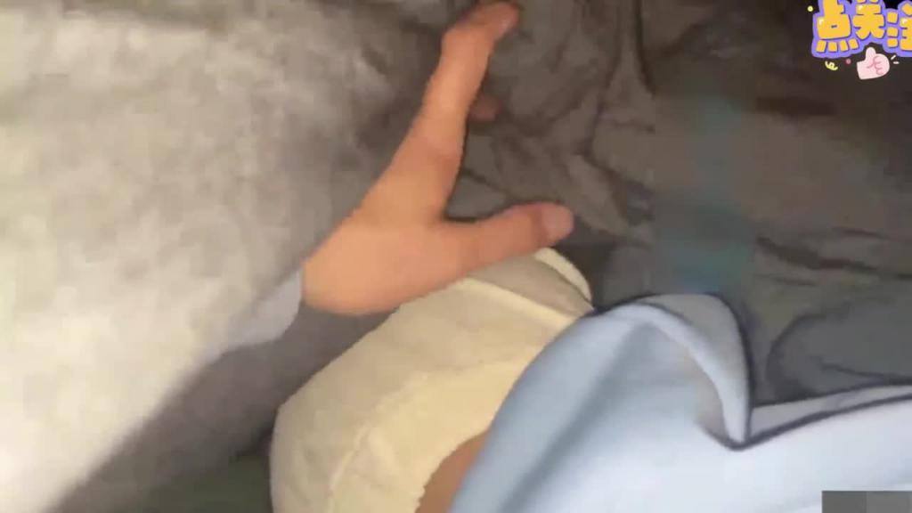 【毁三观乱伦破处】真实亲哥痛奸妹妹开苞,妹妹叫声太大被妈妈发现 预览截图 1