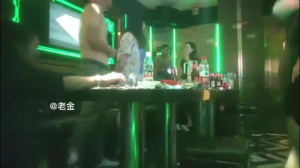 史诗级换妻群P四对夫妻相约KTV饮酒高歌8P操别人妻子游戏 预览截图 2