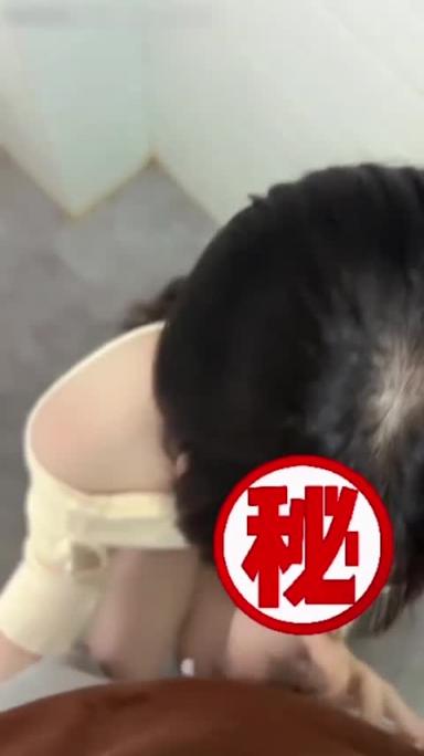 真实姐弟乱伦 把姐姐按在厕所后入 预览截图 1