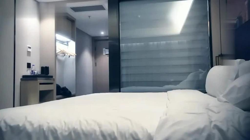 极品高颜值空姐反差婊被射了一身 天使般的脸庞吸着小手指 预览截图 4