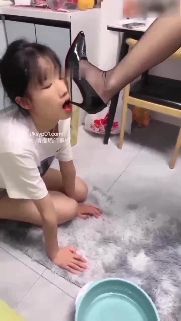 【万人求-研究生女同闹市区调教】刷新女奴的羞耻感，让你鸡儿硬邦邦 预览截图 5