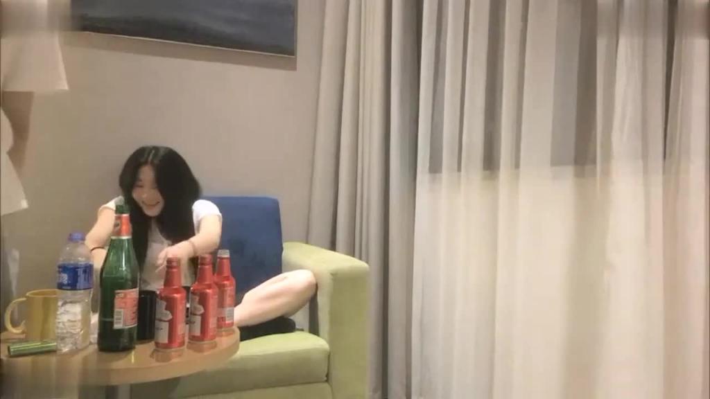 【勾搭学生妹】甜美学生妹喝酒脱下内射 预览截图 2