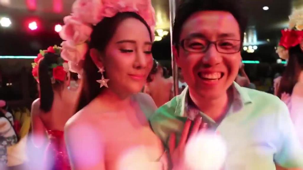 小鹏奇啪行第一季 第3集 小鹏与人妖皇后床上深入了解,竟然被无视 预览截图 3
