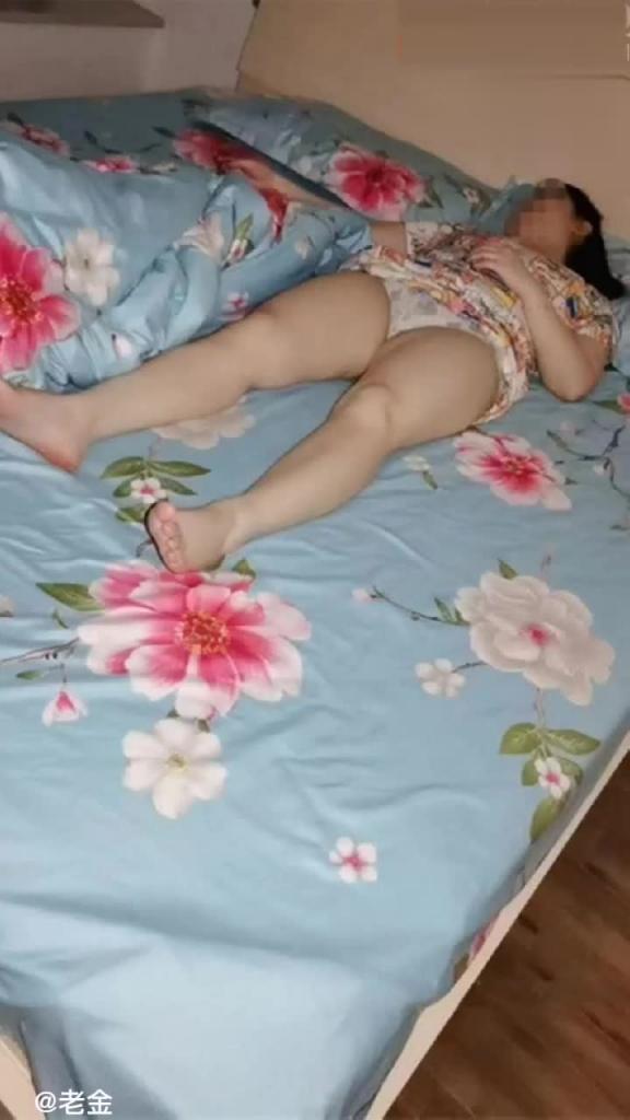 【母子】18岁儿子趁妈妈醉酒强暴妈妈中途妈妈醒了吓得落荒而逃 预览截图 1
