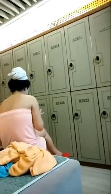 【高颜偷拍】大神男扮女装勇闯女澡堂!全新场景!真实欣赏高颜值女神一丝不挂! 高清偷拍流出! 预览截图 5