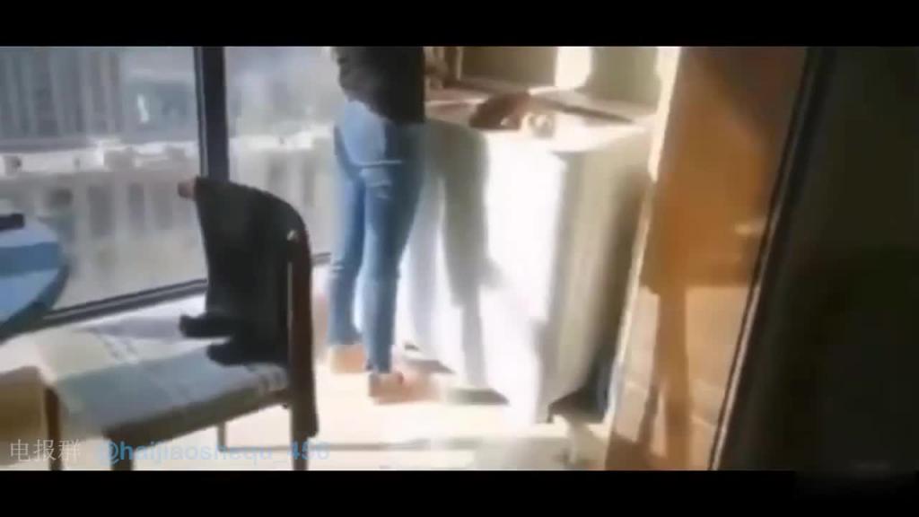 母子乱伦 把正在洗衣服的妈妈拉过来操逼 儿子抱着妈妈69 空中互舔 妈妈太会夹鸡巴了 预览截图 1
