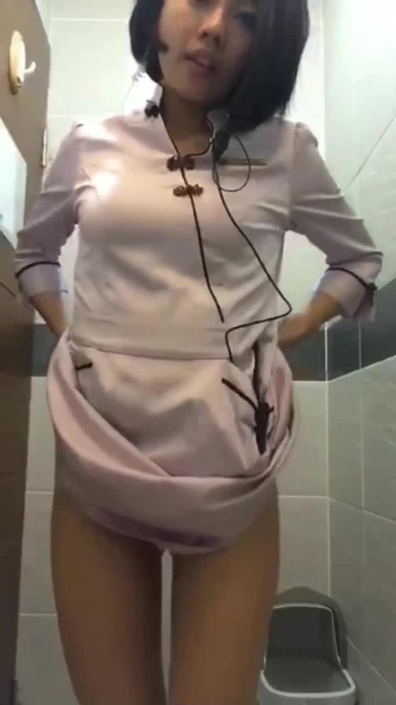 【网曝门】台湾情侣泄密 饭店美女经理被调教成母狗 穴里塞跳蛋还要拿出来尝尝 预览截图 4