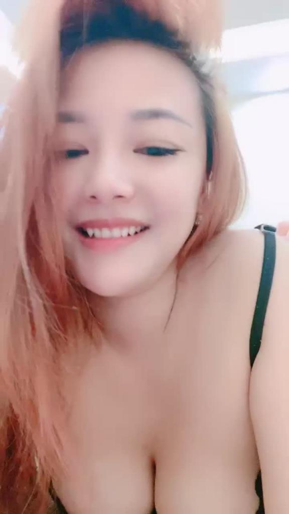 大奶大屁股露脸极品骚货精彩大秀直播,淫声荡语互动撩骚,揉奶玩逼看特写,撅着屁股等狼友草 预览截图 1