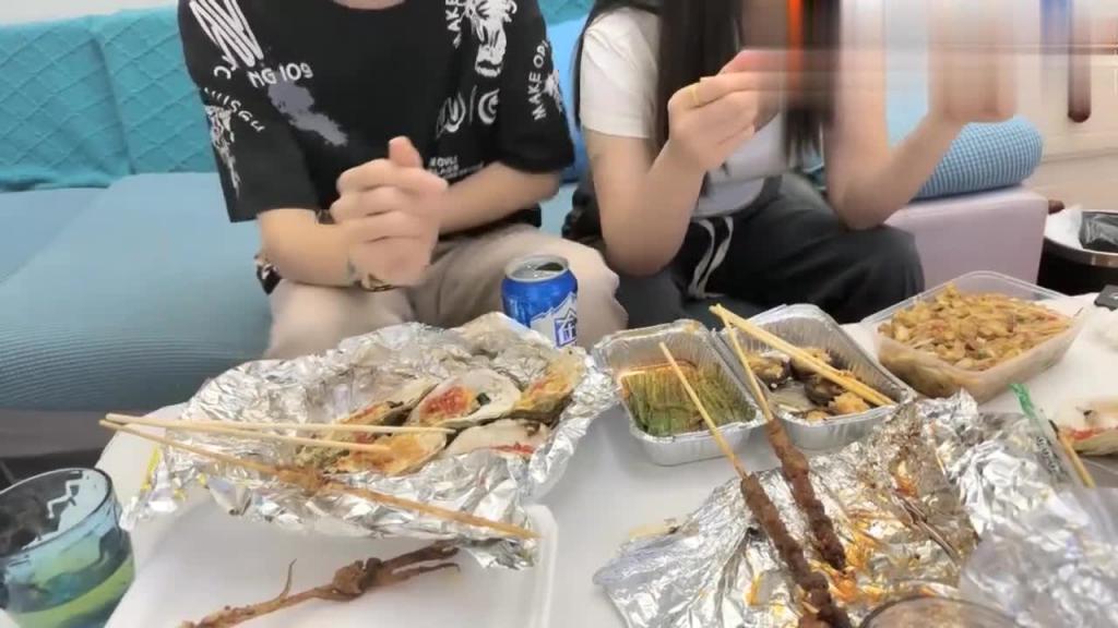【探花大神】泡良达人约操白衣骚熟女 吃饱喝足沙发上掐脖爆操萝莉学生可爱白虎自慰 预览截图 3