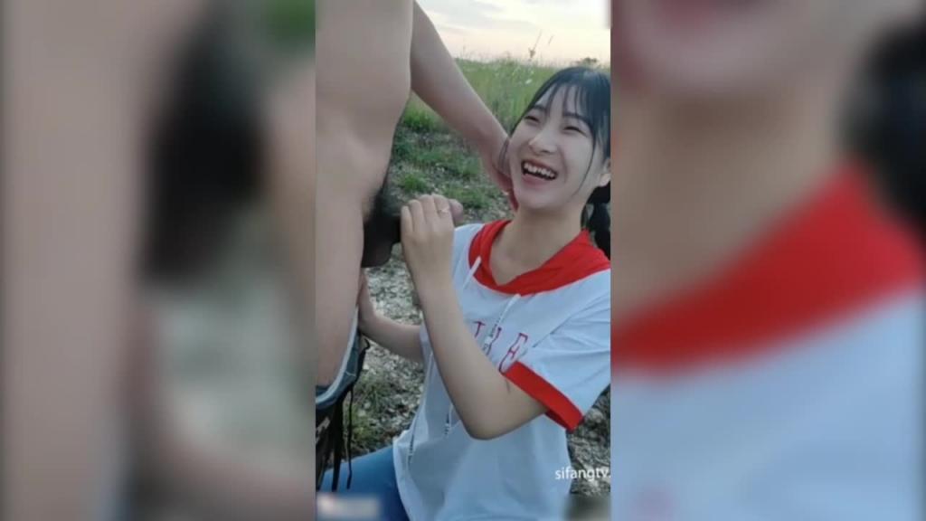 两个女大学生,户外轮流口交 预览截图 3