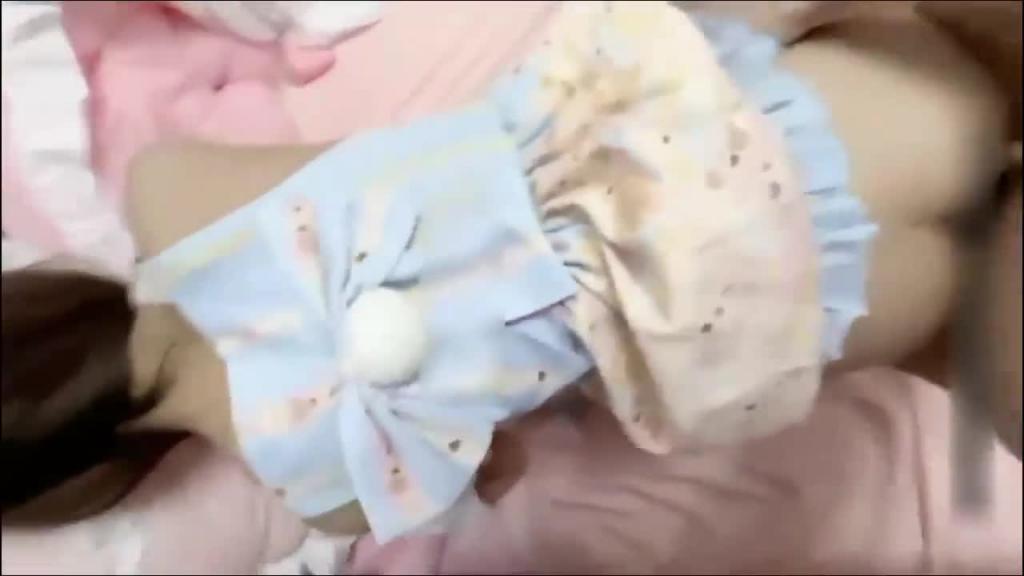 【萝莉系列】禽兽哥哥强暴破处萝莉妹妹，小萝莉高潮时忍不住勾起小脚丫 预览截图 3